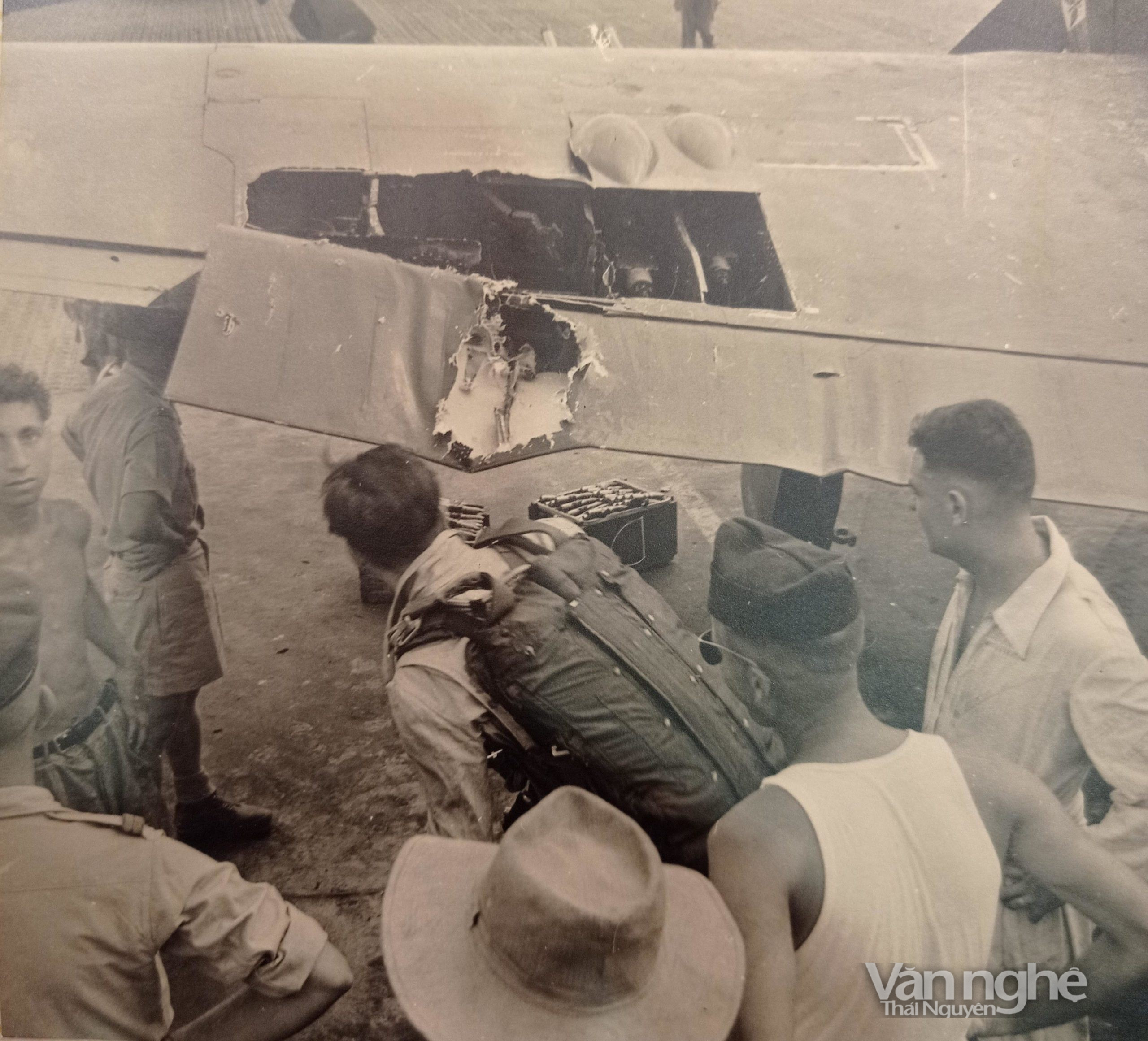 Lính dù bên cạnh chiếc máy bay quân sự vừa trúng hỏa lực Việt Minh