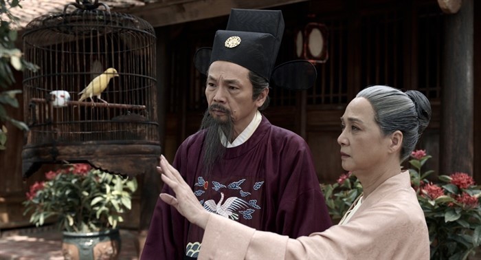 NSND Trung Anh và NSND Lê Khanh trong vai vợ chồng quan Thượng thư Lê Anh Tuấn. Cảnh trong phim “Hồng Hà nữ sĩ”. Ảnh internet