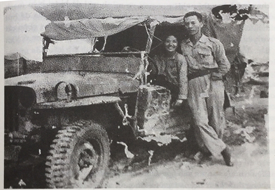 Cao Văn Khánh và Ngọc Toản chụp tại Điện Biên tháng 5/1954 (ảnh tư liệu gia đình, in trong cuốn sách đã dẫn)
