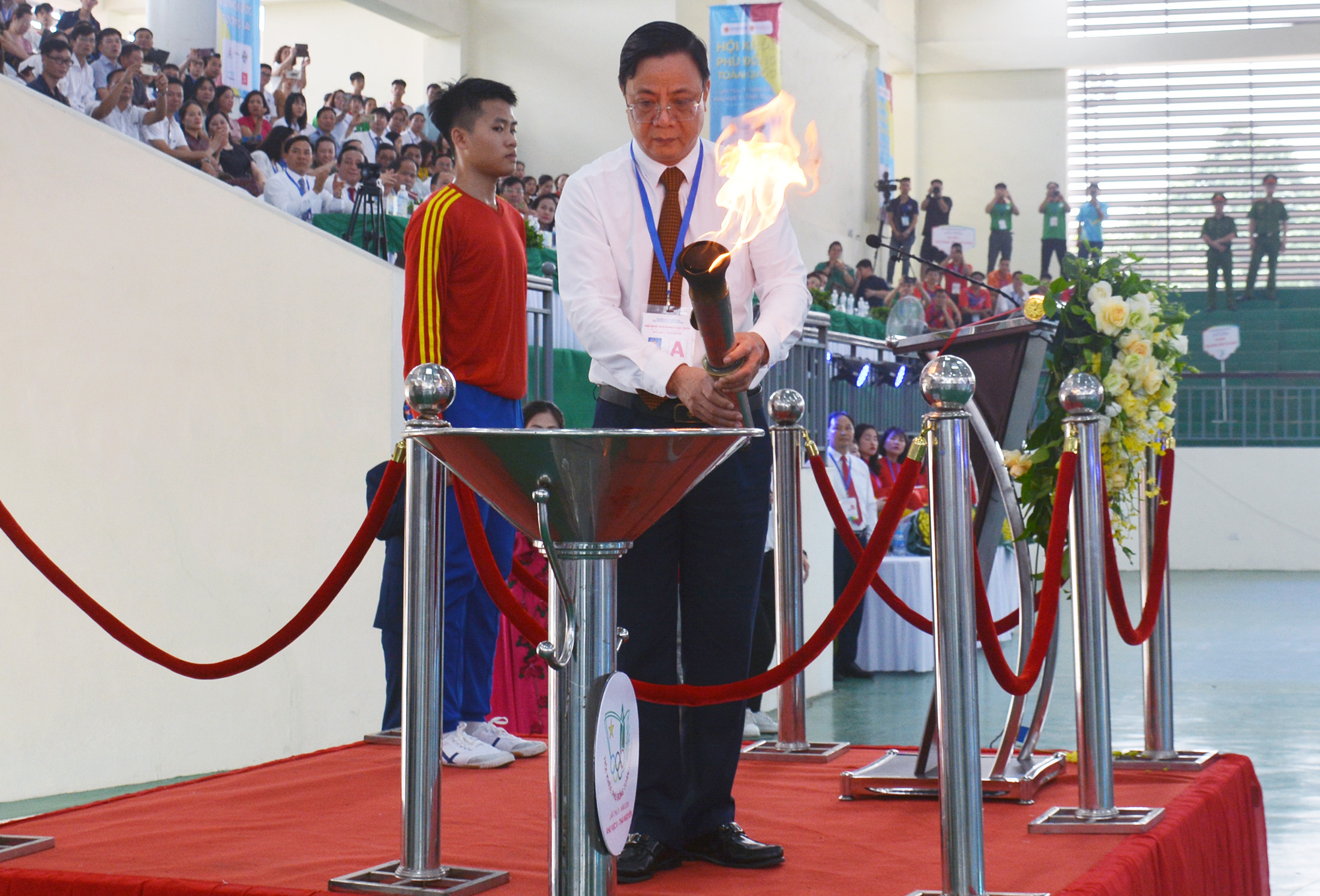 Đồng chí Đặng Xuân Trường, Phó Chủ tịch Thường trực UBND tỉnh Thái Nguyên, thắp đuốc khai mạc