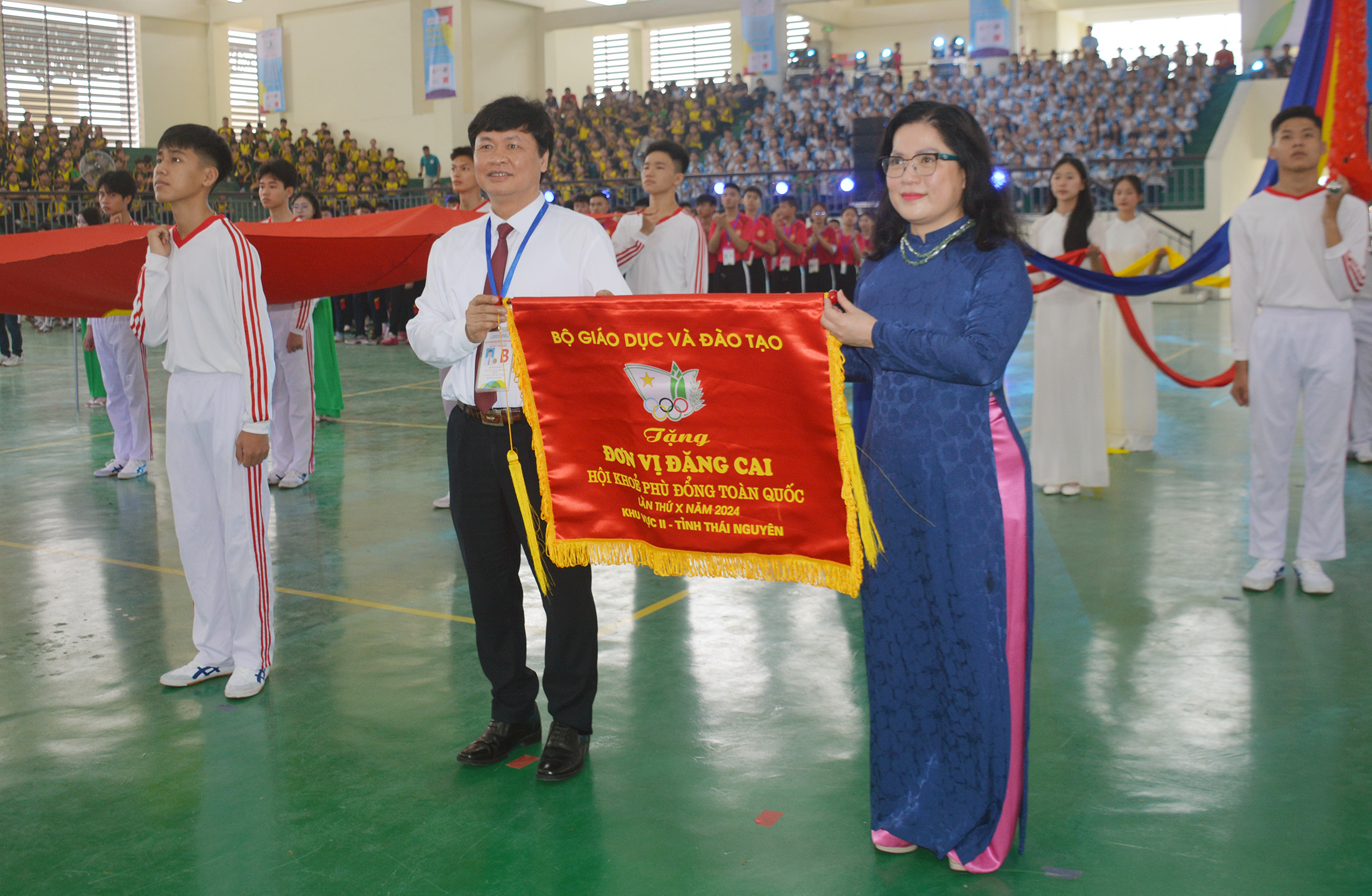 Thứ trưởng Bộ Giáo dục và Đào tạo Nguyễn Thị Kim Chi tặng Cờ lưu niệm cho lãnh đạo Sở Giáo dục và Đào tạo Thái Nguyên