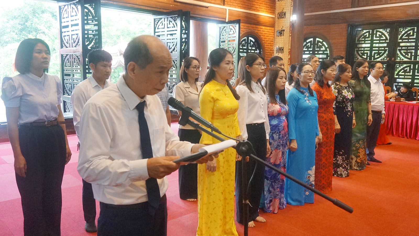 Đoàn công tác tổ chức lễ dâng hương và báo công với Bác tại Nhà tưởng niệm Chủ tịch Hồ Chí Minh