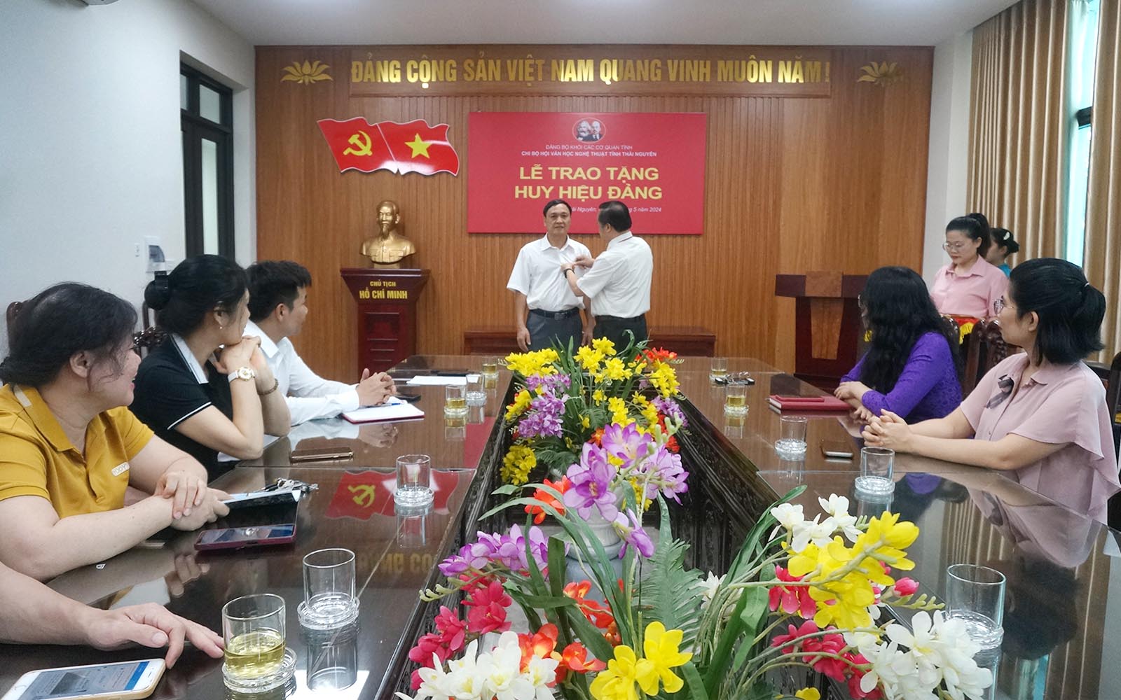 Đồng chí Hoàng Anh Trung, Tỉnh uỷ viên, Bí thư Đảng ủy Khối các cơ quan tỉnh trao Huy hiệu 30 năm tuổi Đảng cho đồng chí Trần Văn Thép