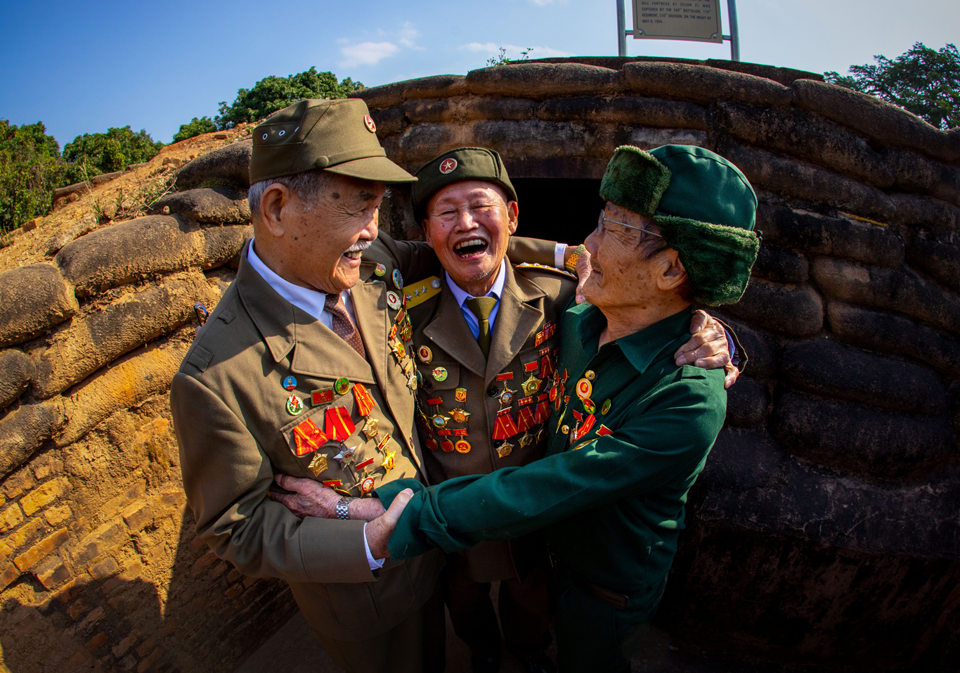 “Các cựu chiến binh Điện Biên năm xưa gặp nhau trên đồi A1” của tác giả Dương Vân Anh - Hòa Bình (Huy chương Vàng)
