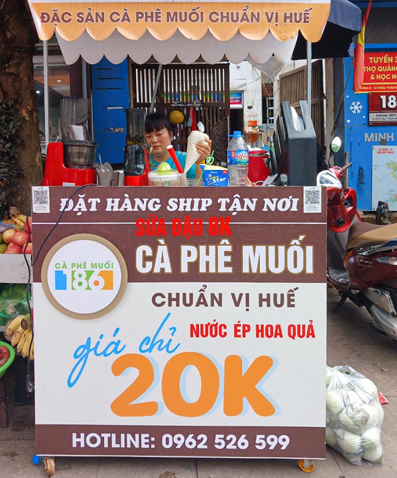 Một xe bán cà phê muối mang đi trên đường Minh Cầu