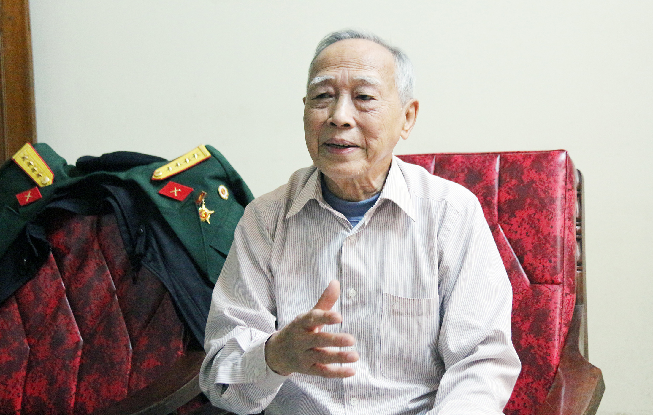 Nhà thơ Trần Cầu say sưa kể lại những ngày tháng tham gia chiến dịch Điện Biên Phủ