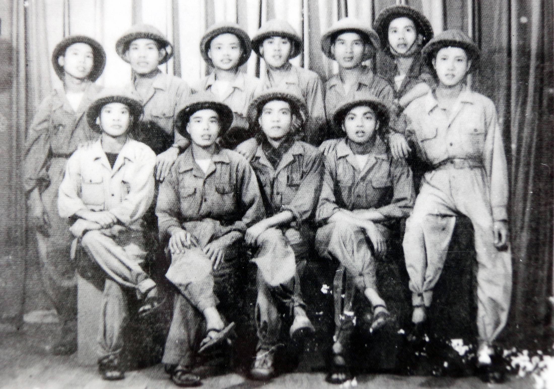 Nhà thơ Trần Cầu (hàng trên thứ 2 từ trái sang) cùng các đồng đội trong ngày tiếp quản Thủ đô tháng 10 năm 1954
