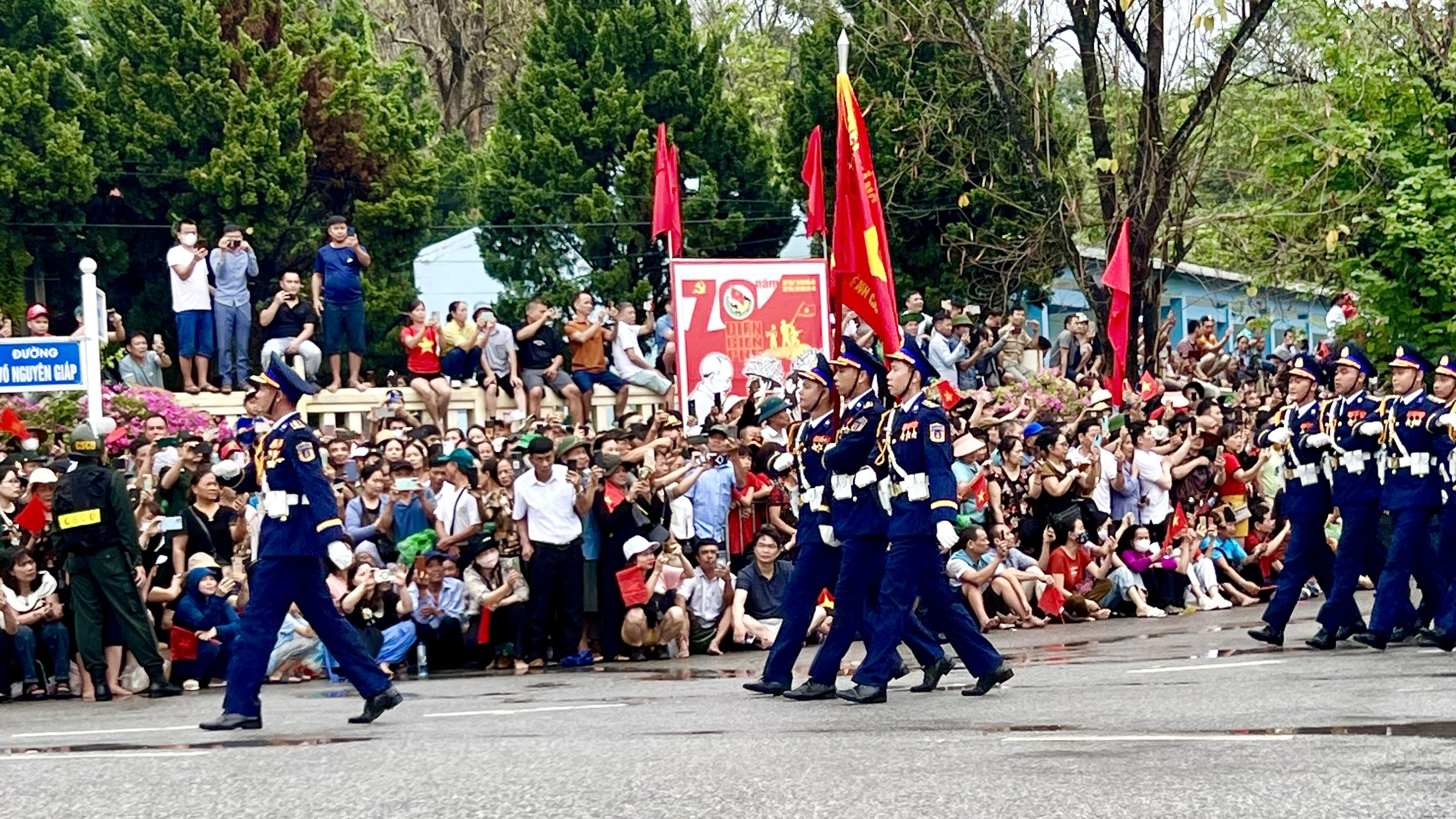 Người dân xem Lễ diễu binh, diễu hành kỷ niệm 70 năm Chiến thắng Điện Biên Phủ tại thành phố Điện Biên Phủ (tỉnh Điện Biên) sáng 7/5/2024. Ảnh: Phan Bảo