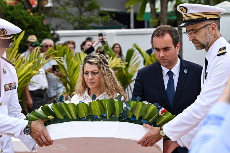 Bộ trưởng Bộ Quốc phòng Pháp Sébastien Lecornu và Chủ tịch Hội Cựu chiến binh và Ký ức Patricia Mirallès đặt vòng hoa trước Đài tưởng niệm của Pháp