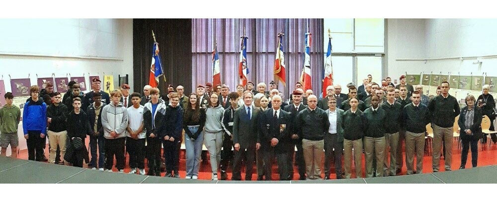 Buổi gặp gỡ giữa Hiệp hội quốc gia Lính dù và các em học sinh Trường Trung học nghề Xây dựng tại tỉnh Meurthe-et-Moselle