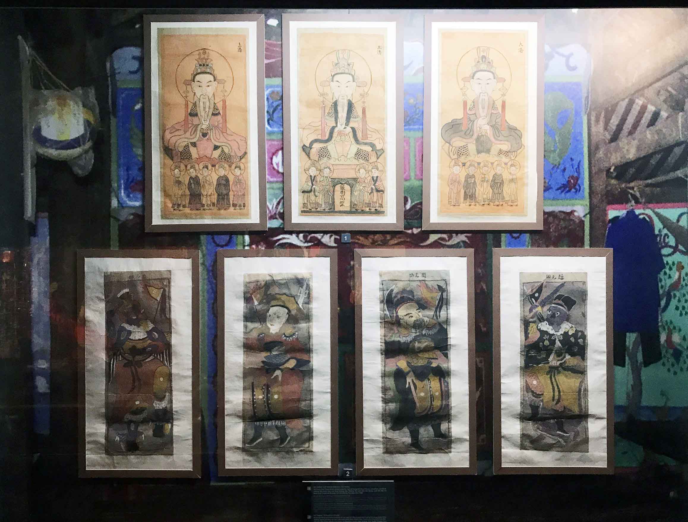 Bộ tranh “Tam Thanh” dân tộc Nùng và bộ tranh “Tứ Đại Nguyên Sư” dân tộc Sán Chay, trưng bày tại Bảo tàng Văn hoá các dân tộc Việt Nam
