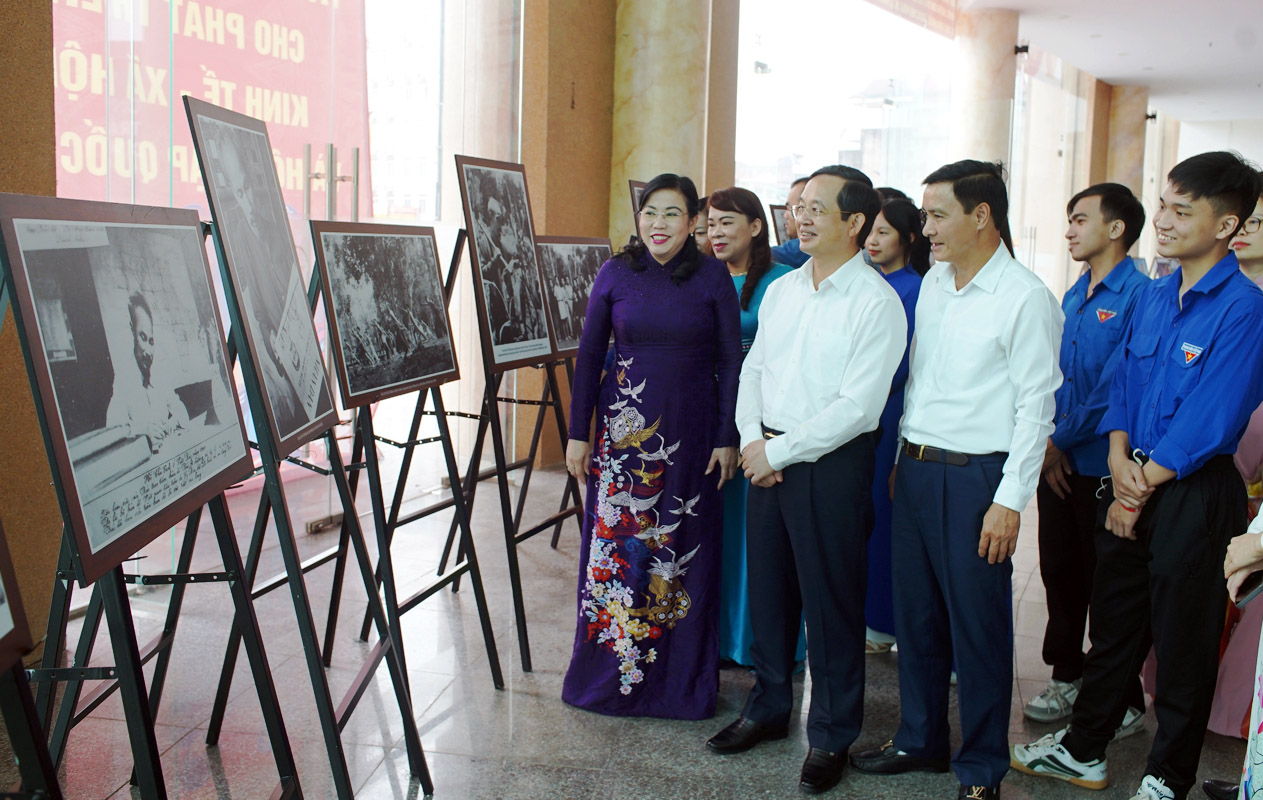 Các đồng chí lãnh đạo tỉnh thăm không gian triển lãm ảnh bên lề Hội nghị
