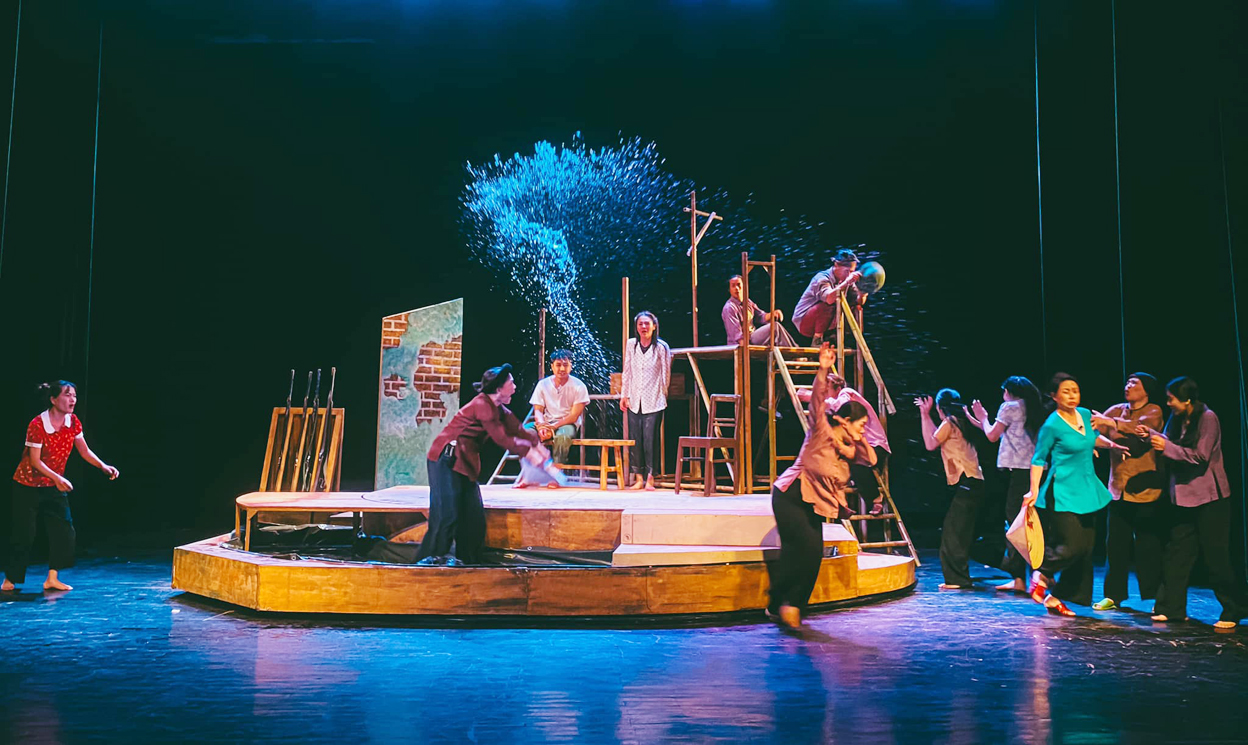 Cảnh trong vở kịch “Bến nước thời gian” của Nhà hát Tuổi trẻ. Ảnh: Nhà hát cung cấp