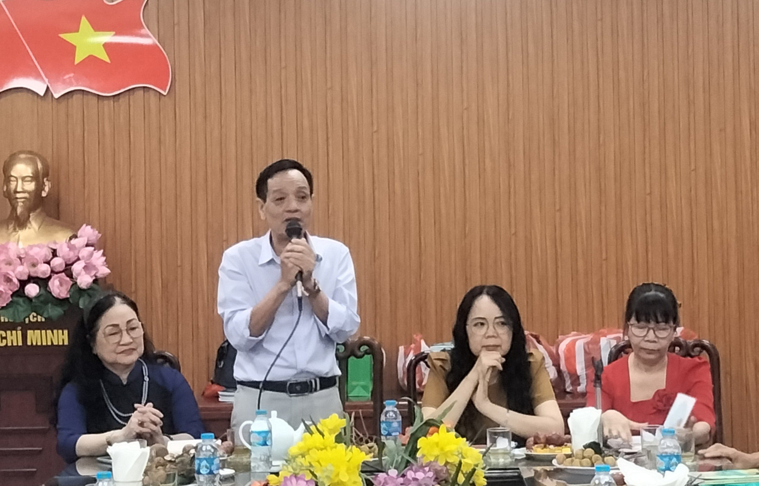 Trưởng đoàn, nhà thơ Phạm Ánh Sao, Chi hội trưởng chi hội Nhà văn Việt Nam tại Hải Dương phát biểu tại buổi giao lưu