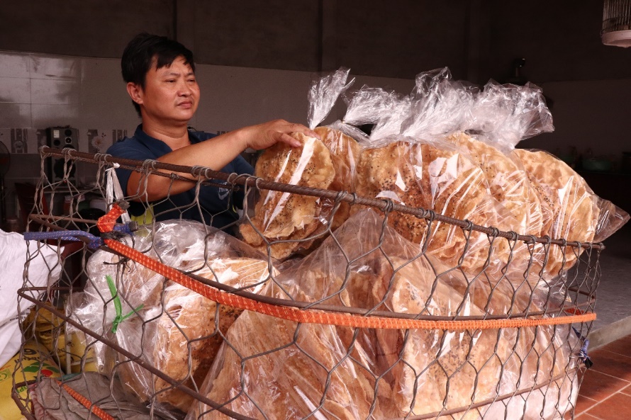 Công đoạn làm bánh đa yêu cầu người làm phải kiên nhẫn, tỉ mẩn