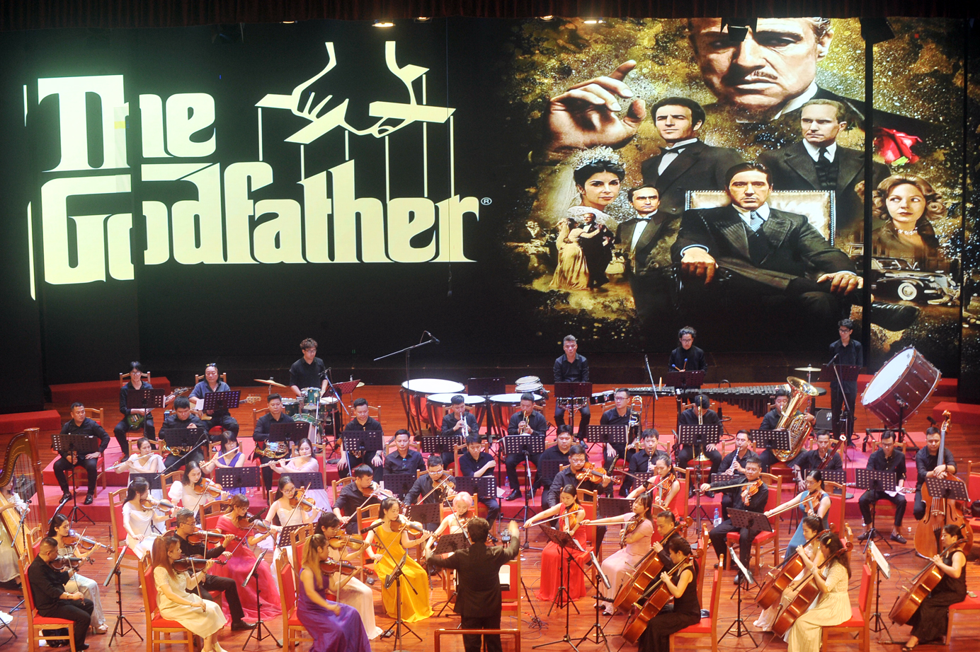 Chương trình hòa nhạc, do các nghệ sĩ giao hưởng nổi tiếng của Việt Nam trình diễn