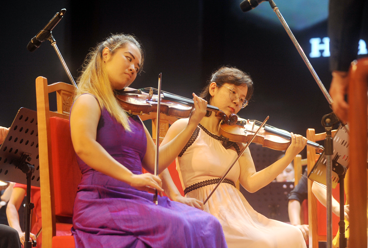Với cây vĩ cầm trên vai, Concert Master, Đỗ Phương Nhi thể hiện đầy năng lượng