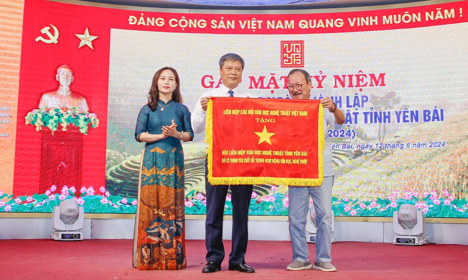 Nhạc sĩ Nông Quốc Bình, Phó Chủ tịch Liên hiệp các Hội VHNT Việt Nam trao Cờ thi đua cho tập thể và cá nhân Hội