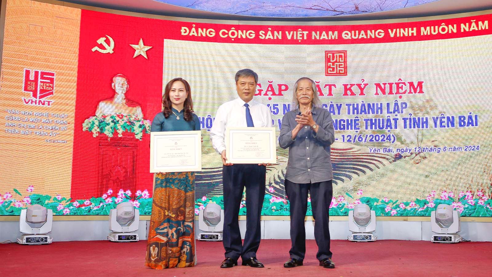 Hoạ sĩ Lương Xuân Đoàn, Chủ tịch Hội Mỹ thuật Việt Nam trao Bằng khen cho tập thể Hội và cá nhân hoạ sĩ Nguyễn Đình Thi