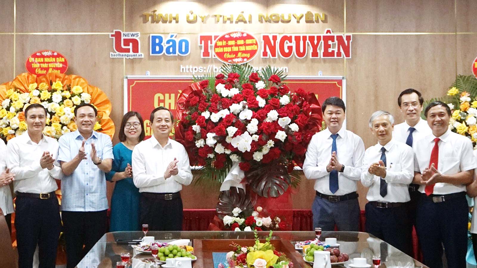 Đồng chí Phạm Hoàng Sơn, Phó Bí thư thường trực Tỉnh ủy, Chủ tịch HĐND tỉnh; đồng chí Vũ Duy Hoàng, Ủy viên Ban Thường vụ, Trưởng ban Tuyên giáo Tỉnh ủy thay mặt Tỉnh ủy, HĐND, UBND, Ủy ban MTTQ, Đoàn ĐBQH tỉnh tặng hoa chúc mừng các đơn vị: Báo Thái Nguyên, Tạp chí Văn nghệ Thái Nguyên, Hội Nhà báo tỉnh Thái Nguyên sáng 21/6/2024