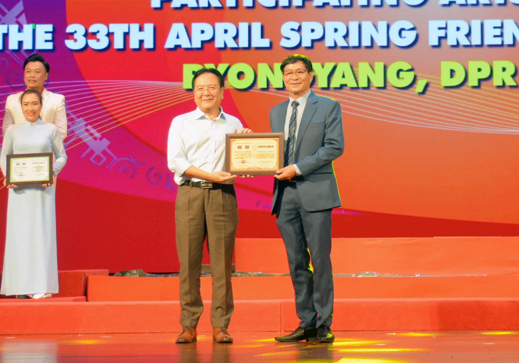 Đồng chí, Vương Duy Biên (trái), nguyên Thứ trưởng Bộ Văn hóa, Thể thao và Du lịch, Chủ tịch Hội Hữu nghị Việt Nam - Triều Tiên trao giải Diễn viên xuất sắc cho NSND Nông Xuân Ái