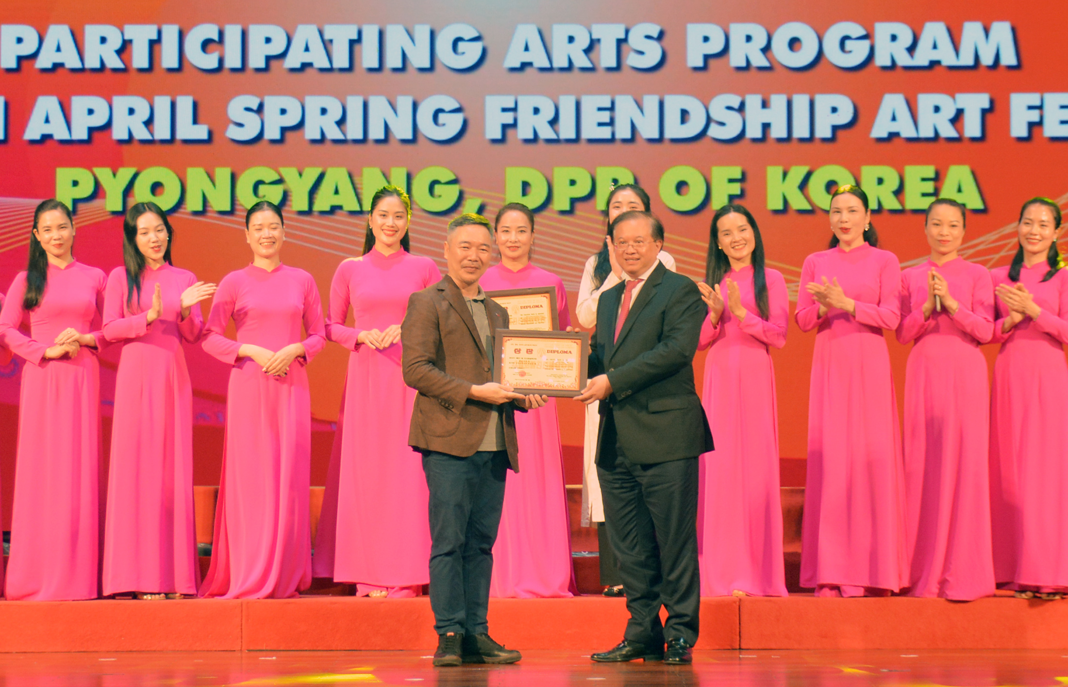 Thứ trưởng Bộ Văn hóa, Thể thao và Du lịch Tạ Quang Đông (phải) trao giải Xuất sắc toàn đoàn cho Nhà hát. NSƯT Lê Khánh Toàn đại diện Nhà hát nhận giải