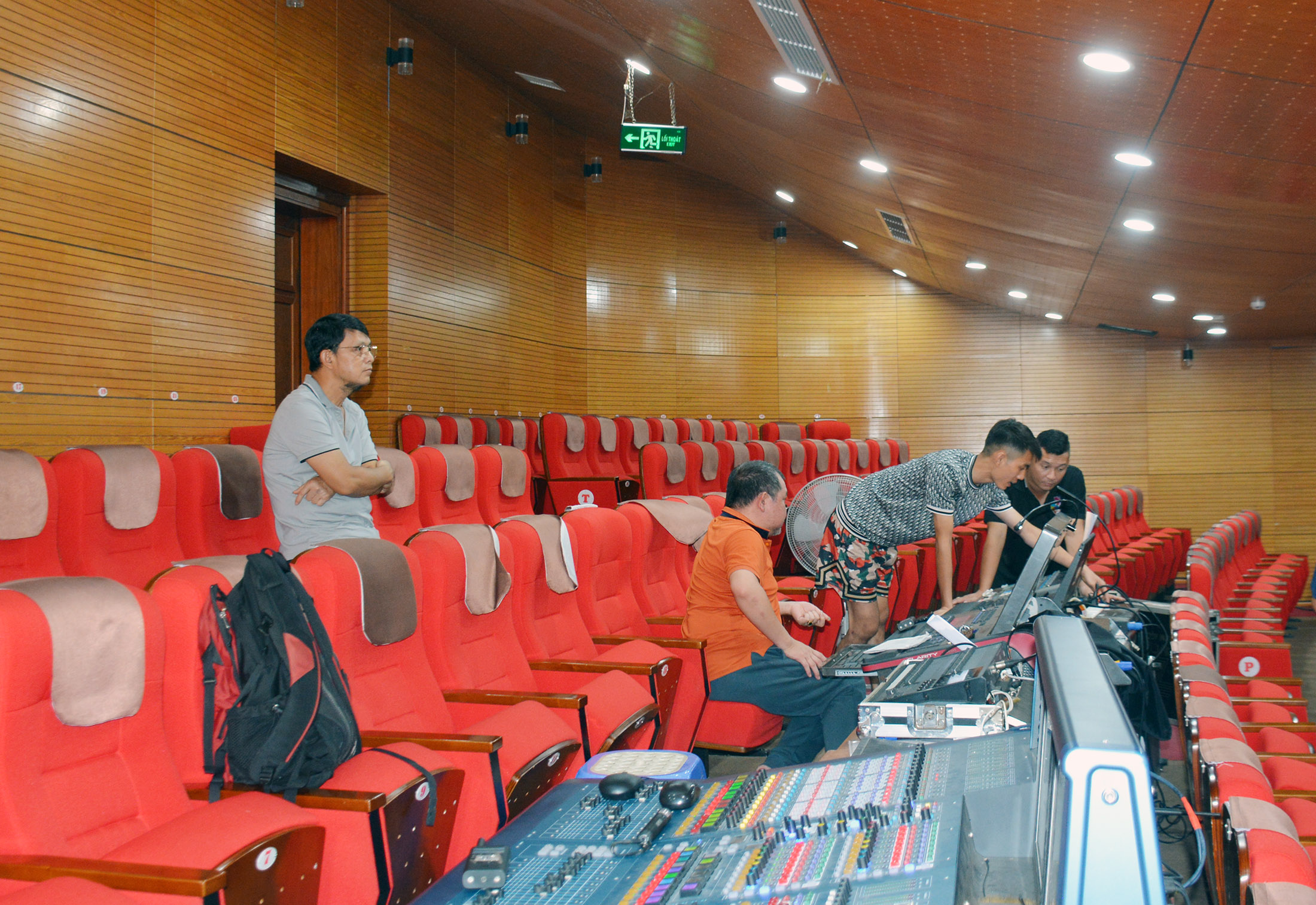 Nhà hát Ca múa nhạc Dân gian Việt Bắc sẽ bố trí 2 ekip âm thanh, ánh sáng thay phiên, hỗ trợ nhau trong suốt thời gian diễn ra Liên hoan