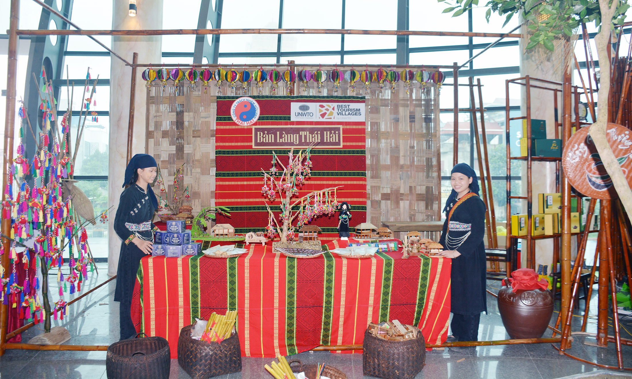 Khu vực trưng bày về du lịch, văn hóa, sản phẩm tiêu biểu của Khu bảo tồn Làng nhà sàn Dân tộc Sinh thái Thái Hải tại Liên hoan đã hoàn thiện