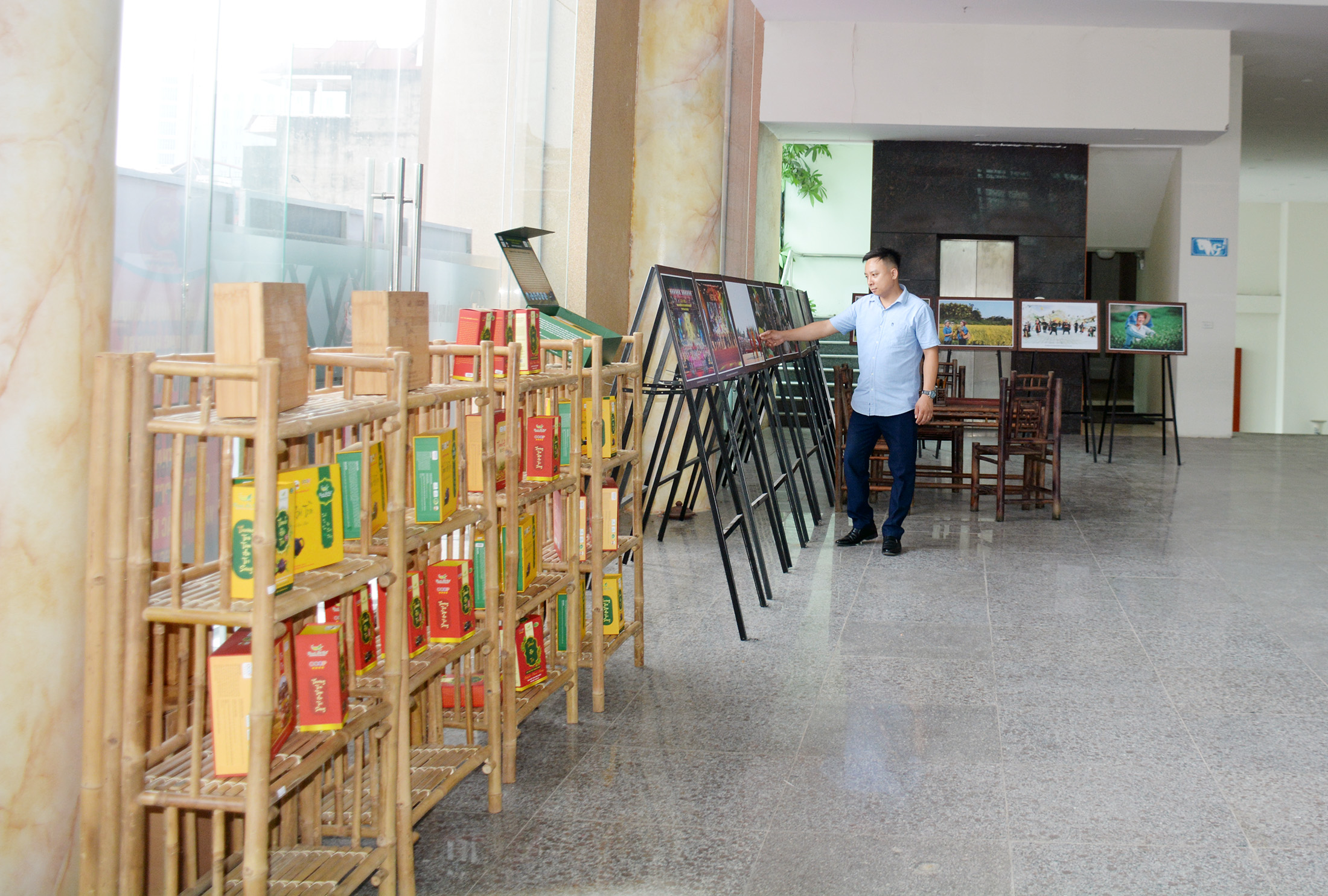 Khu vực trưng bày các sản phẩm nông sản tiêu biểu và 80 bức ảnh về Thái Nguyên