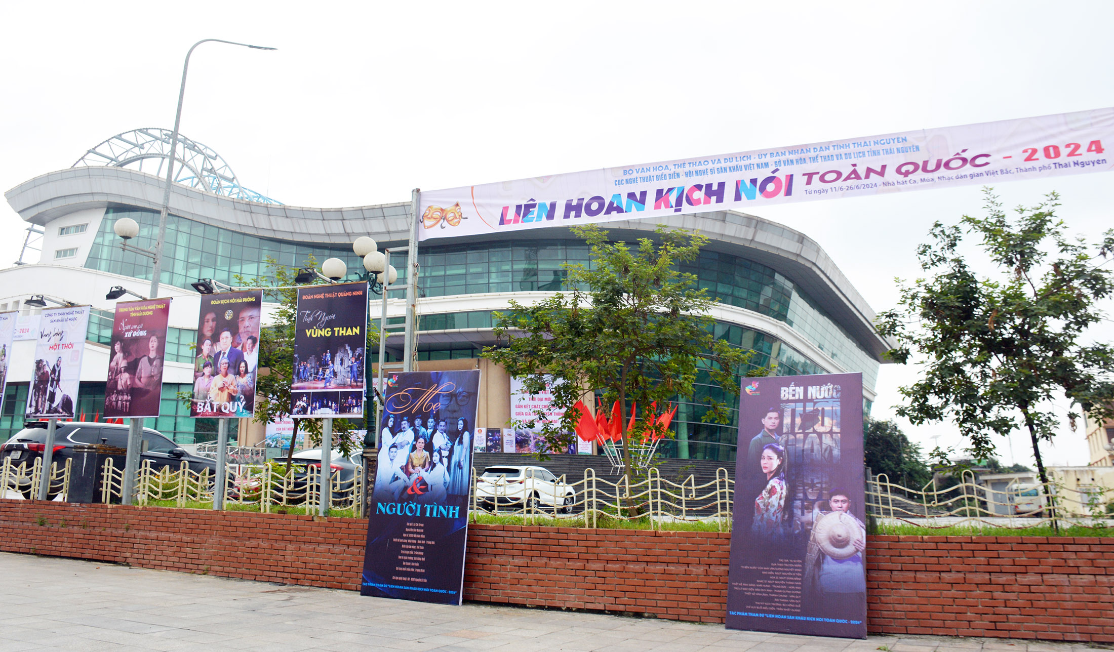 Bên ngoài Nhà hát Ca Múa Nhạc dân gian Việt Bắc, địa điểm sẽ diễn ra Liên hoan