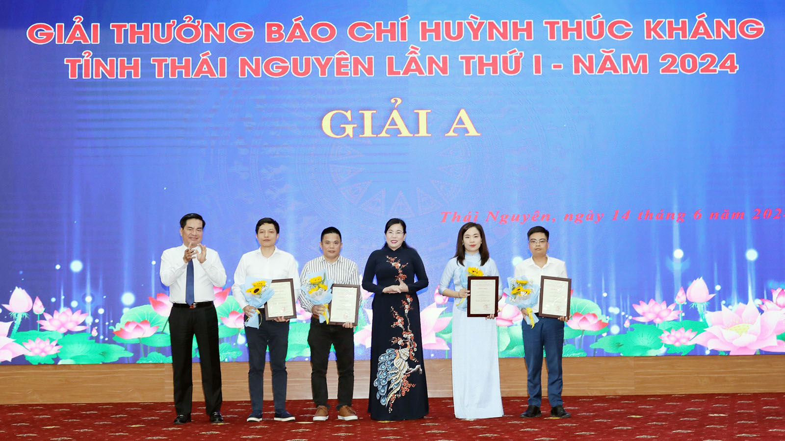 Đồng chí Bí thư Tỉnh ủy Nguyễn Thanh Hải cùng đồng chí Lê Quang Tiến, Phó Chủ tịch Thường trực UBND, Trưởng Ban Tổ chức Giải thưởng Báo chí Huỳnh Thúc Kháng trao giải A cho các tác giả. Ảnh: A.T