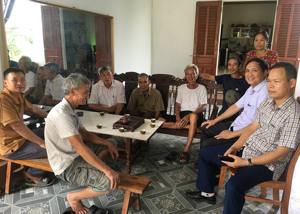 Tác giả (thứ hai, bên phải) giao lưu với dòng họ Phạm ở Đồng Dùm, Yên Lãng sau khi bài viết được đăng trên báo