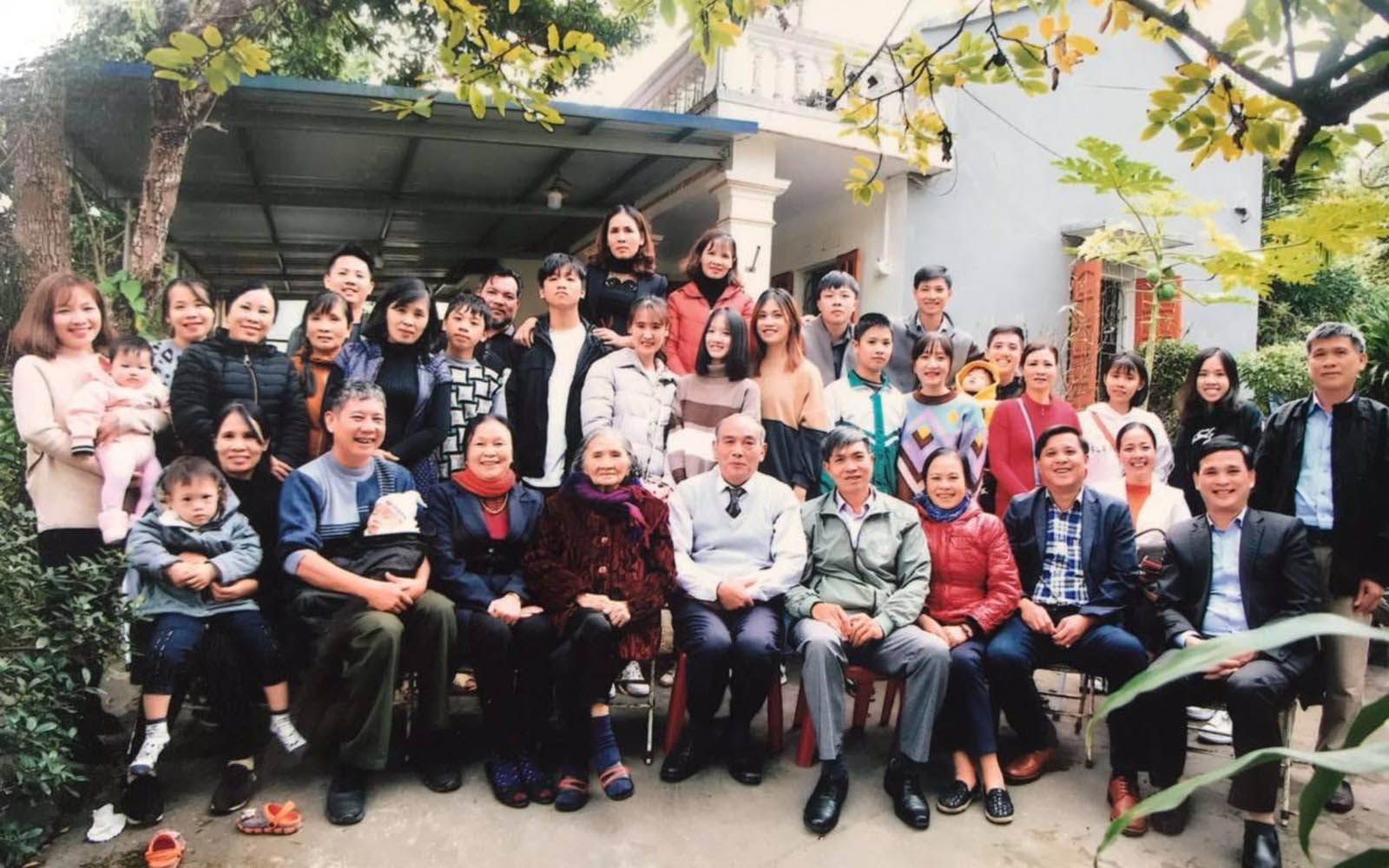 Đại gia đình nhà tôi chụp ảnh lưu niệm tại ngôi nhà của bố mẹ tôi ở khu Vó Ngựa, thuộc phường Tân Thành, TP. Thái Nguyên (tôi đứng cao nhất ở giữa, hàng sau cùng)