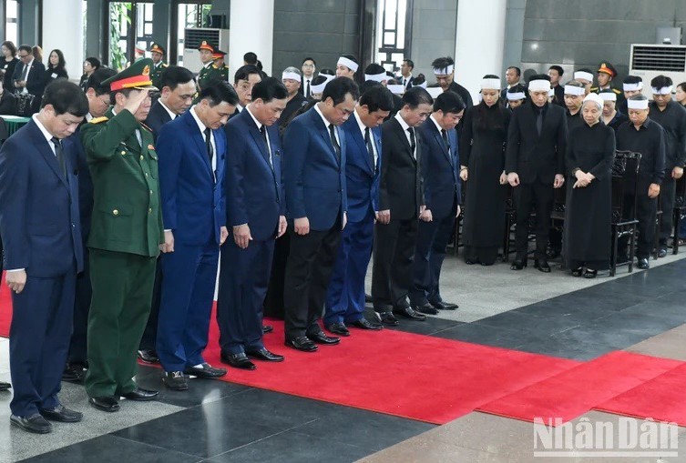 Đoàn đại biểu tỉnh Thái Nguyên dành phút mặc niệm tưởng nhớ đồng chí Tổng Bí thư Nguyễn Phú Trọng