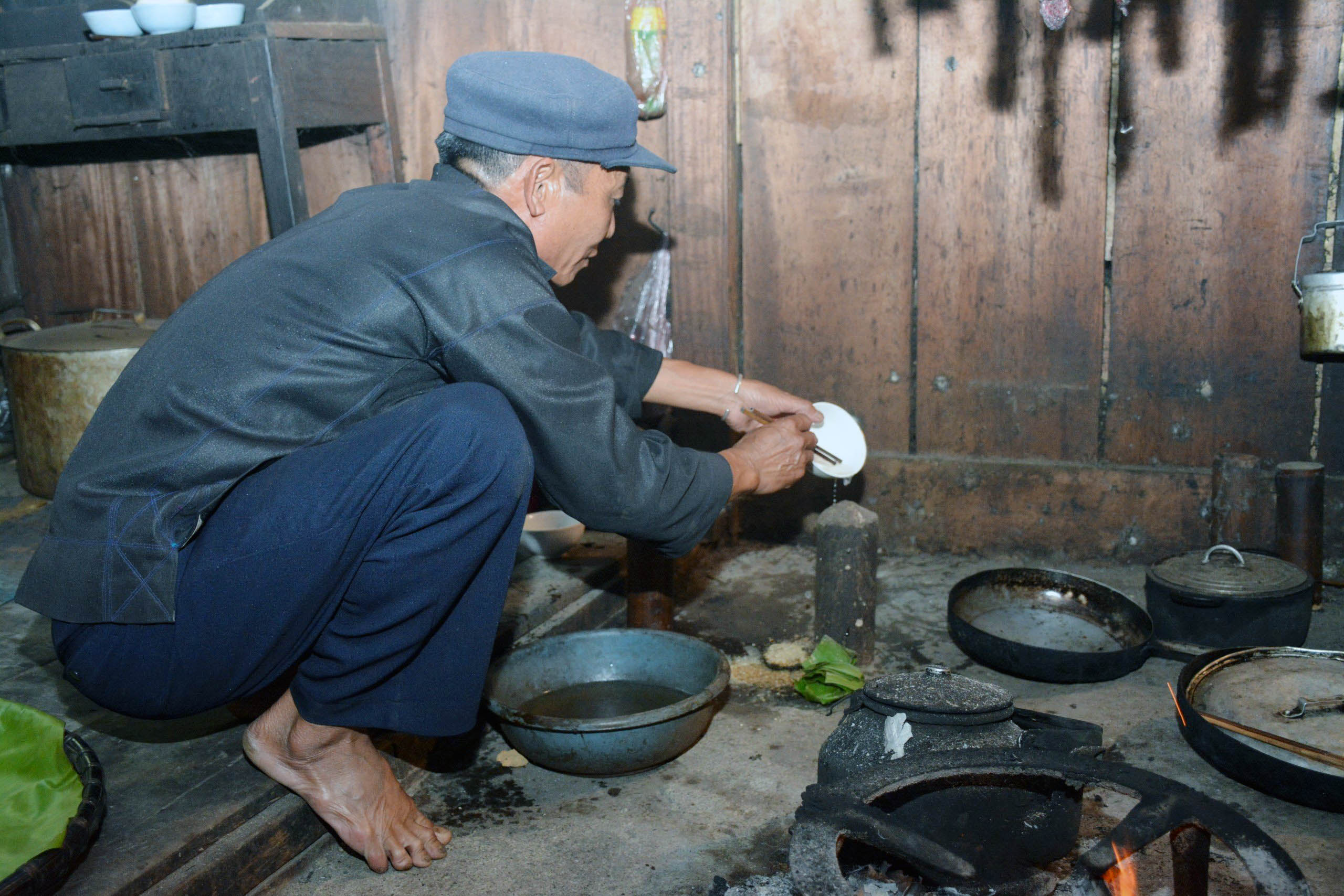 Ông Lý A Vù, người Hà Nhì Đen, thôn Kin Chu Pìn, xã Nậm Pung, huyện Bát Xát tỉnh Lào Cai dưới chè gừng lên hòn đá thiêng