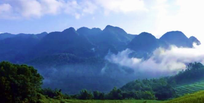 Dãy núi Tây Côn Lĩnh gắn với truyền thuyết Hoàng Dìn Thùng - người được coi là tổ tiên của người La Chí