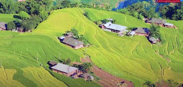 Không gian sinh tồn của người La Chí trên những triền núi cao, bao quanh là ruộng bậc thang