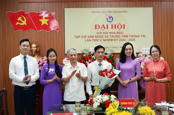 Ban Thư ký Chi hội khóa V (nhiệm kỳ 2024 - 2026) ra mắt và nhận hoa chúc mừng của các đồng chí lãnh đạo