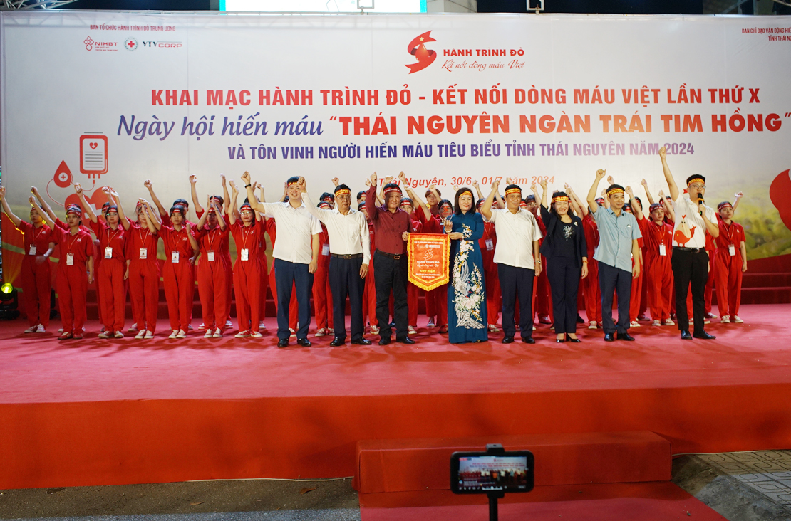 Tặng cờ lưu niệm và biểu trưng Hành trình Đỏ năm 2024 và thực hiện nghi thức quyết tâm