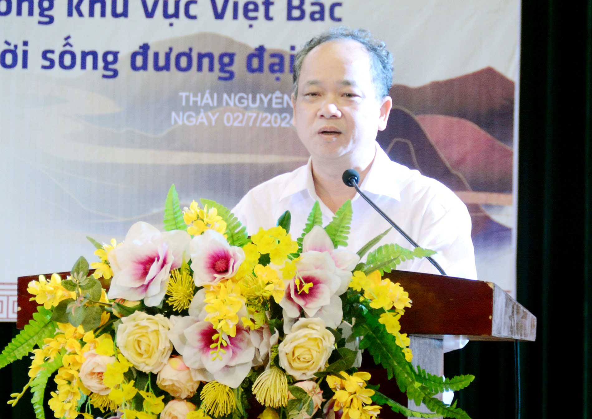 Chủ tịch Hội VHNT tỉnh Cao Bằng Nguyễn Việt Hùng với tham luận “Bảo tồn và phát triển nghệ thuật Tuồng Dá Hai ở tỉnh Cao Bằng”