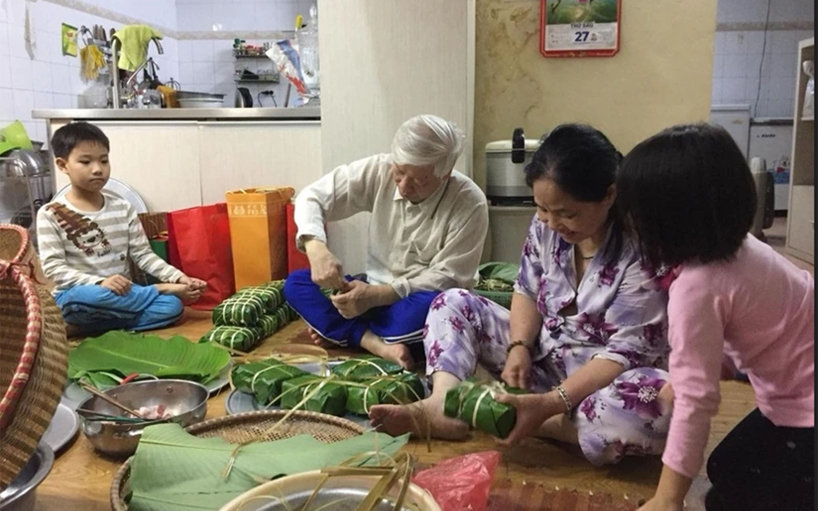 Tổng Bí thư - Chủ tịch nước Nguyễn Phú Trọng cùng gia đình gói bánh chưng dịp Tết cổ truyền, xuân Kỷ Hợi 2019.