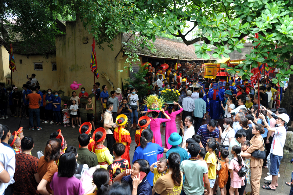 Dâng lễ vào Đình làng