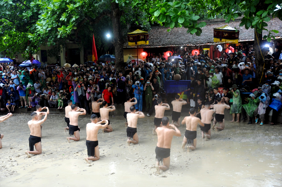 Quân cầu thực hiện nghi thức Khai hội