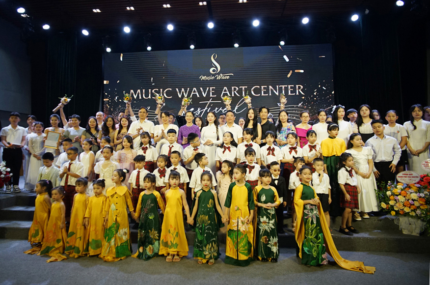 Các đại biểu chụp ảnh lưu niệm với các học viên của Music Wave