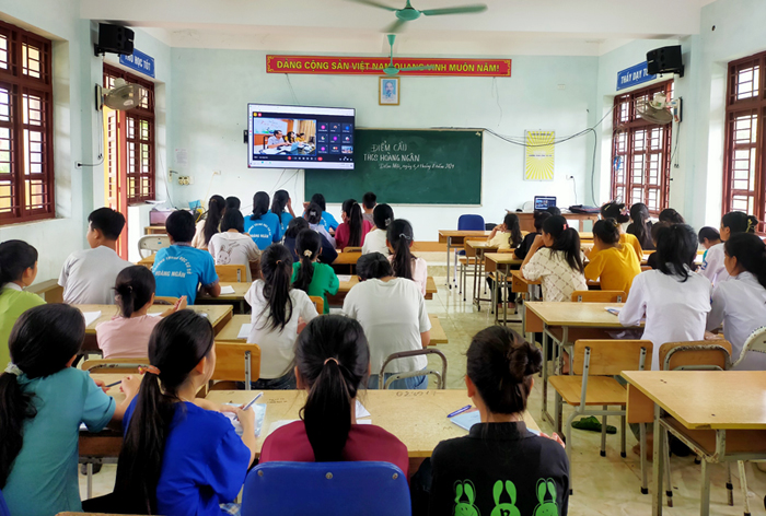 Tham dự trực tuyến qua ứng dụng Google Meet, điểm cầu Định Hóa tại trường THCS Hoàng Ngân thu hút 44 trại viên là học sinh yêu văn chương của các trường: THCS Hoàng Ngân, THCS Sơn Phú và THPT Bình Yên