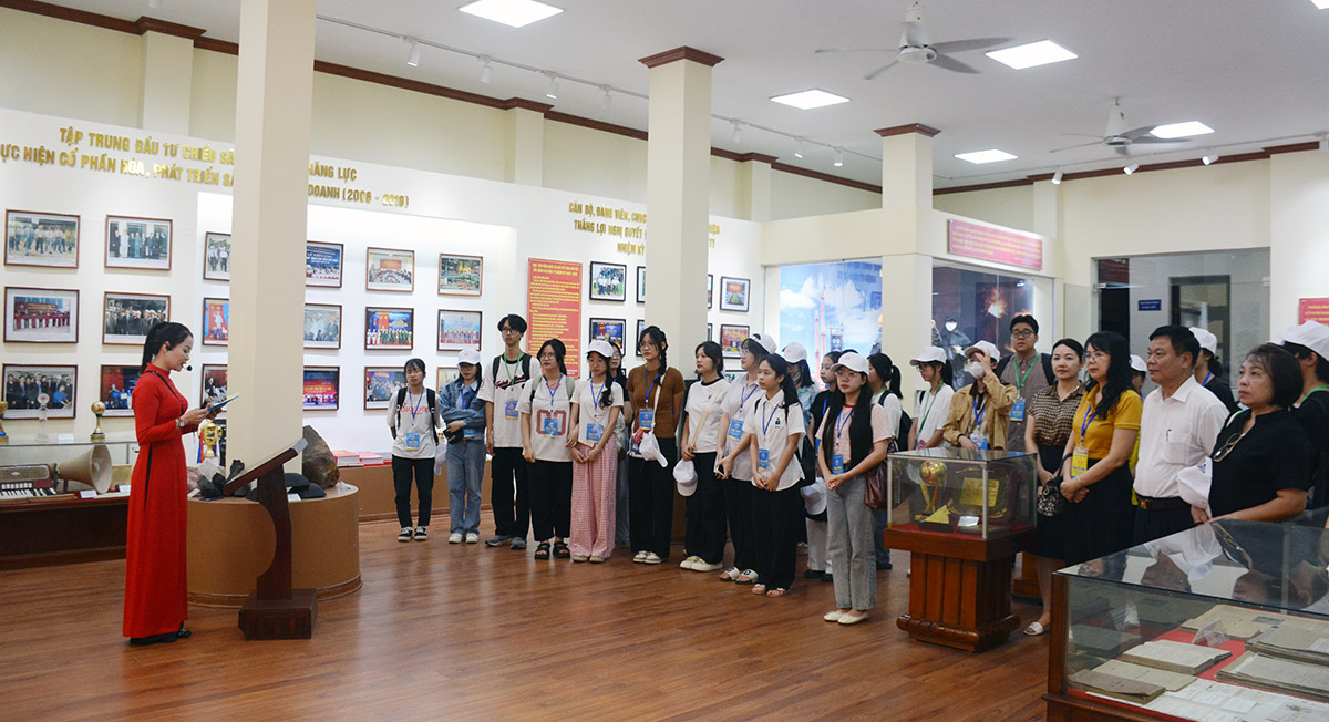 Lắng nghe phần thuyết minh về lịch sử hình thành và phát triển của Công ty tại Nhà truyền thống