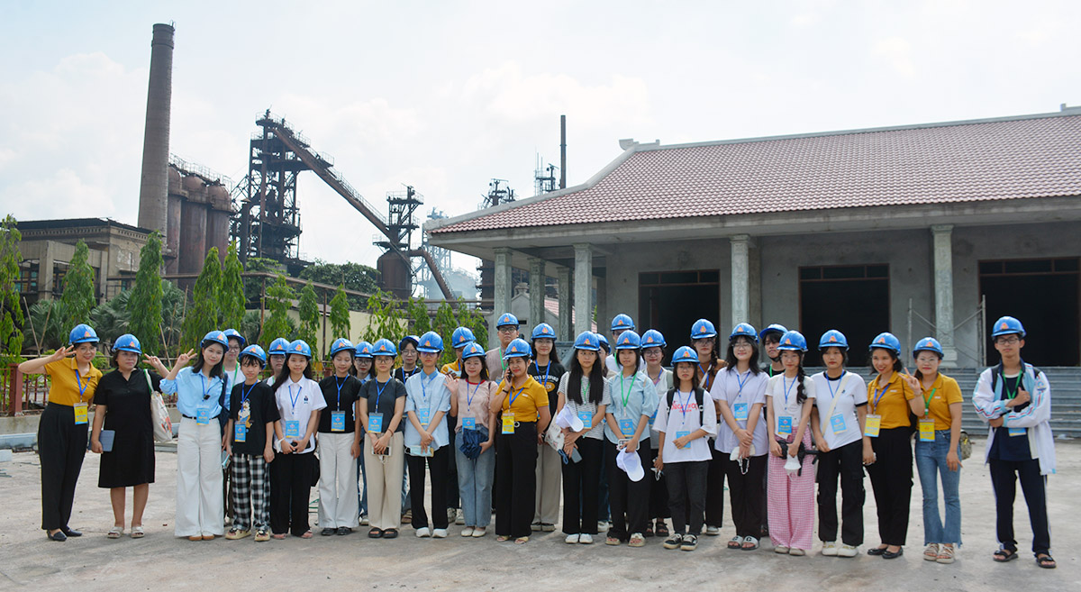 Tham quan Di tích lịch sử quốc gia Địa điểm lưu niệm Chủ tịch Hồ Chí Minh về thăm Khu Công nghiệp Gang thép Thái Nguyên