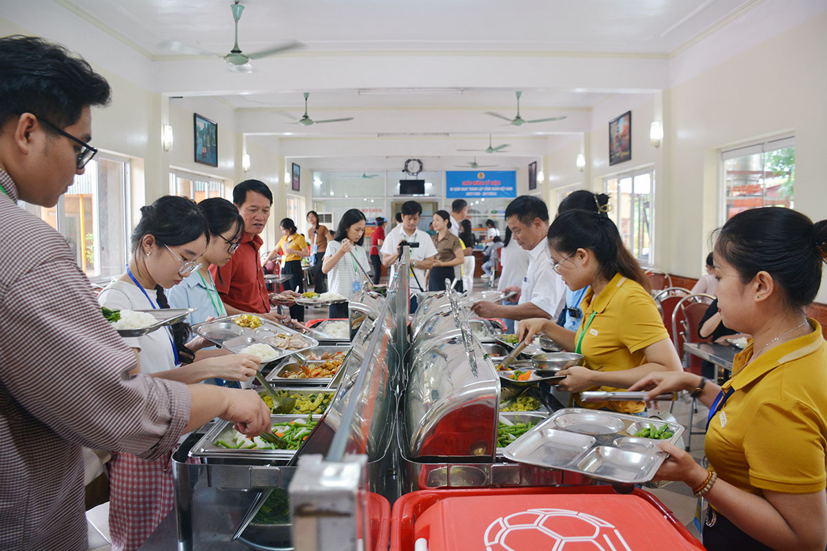 Trải nghiệm ăn cơm tự chọn tại căng tin dành cho cán bộ, công nhân của Công ty