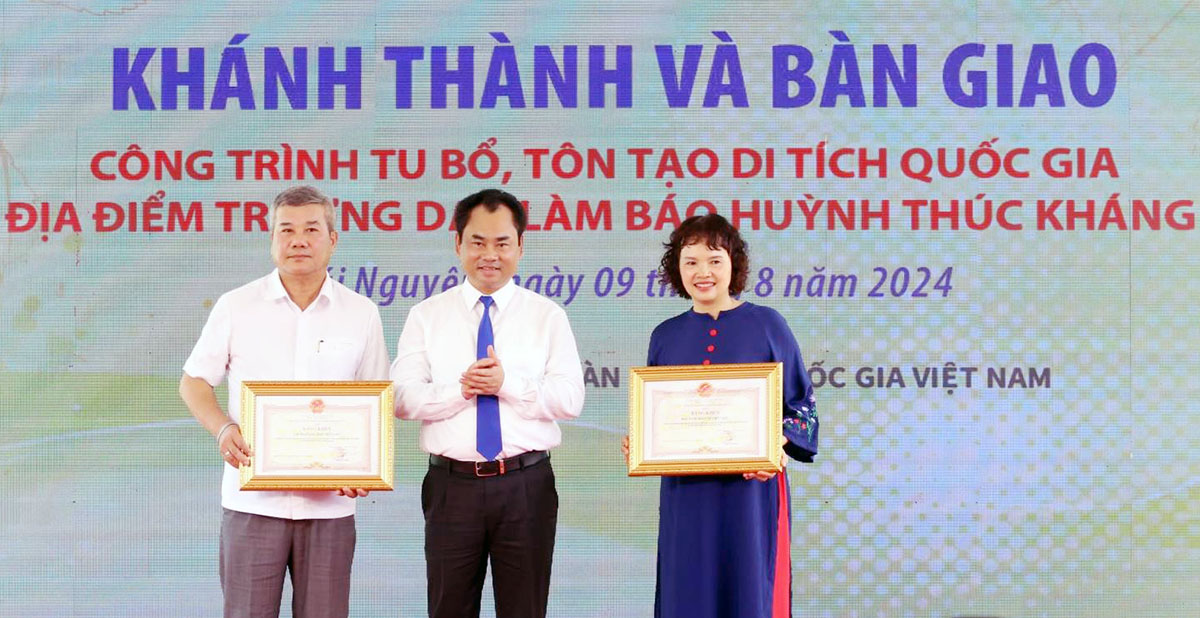 Đồng chí Bí thư Tỉnh ủy, Chủ tịch UBND tỉnh Thái Nguyên Trịnh Việt Hùng trao Bằng khen tặng 2 tập thể có thành tích xuất sắc, đóng góp xây dựng Di tích lịch sử Quốc gia Địa điểm Trường dạy làm báo Huỳnh Thúc Kháng