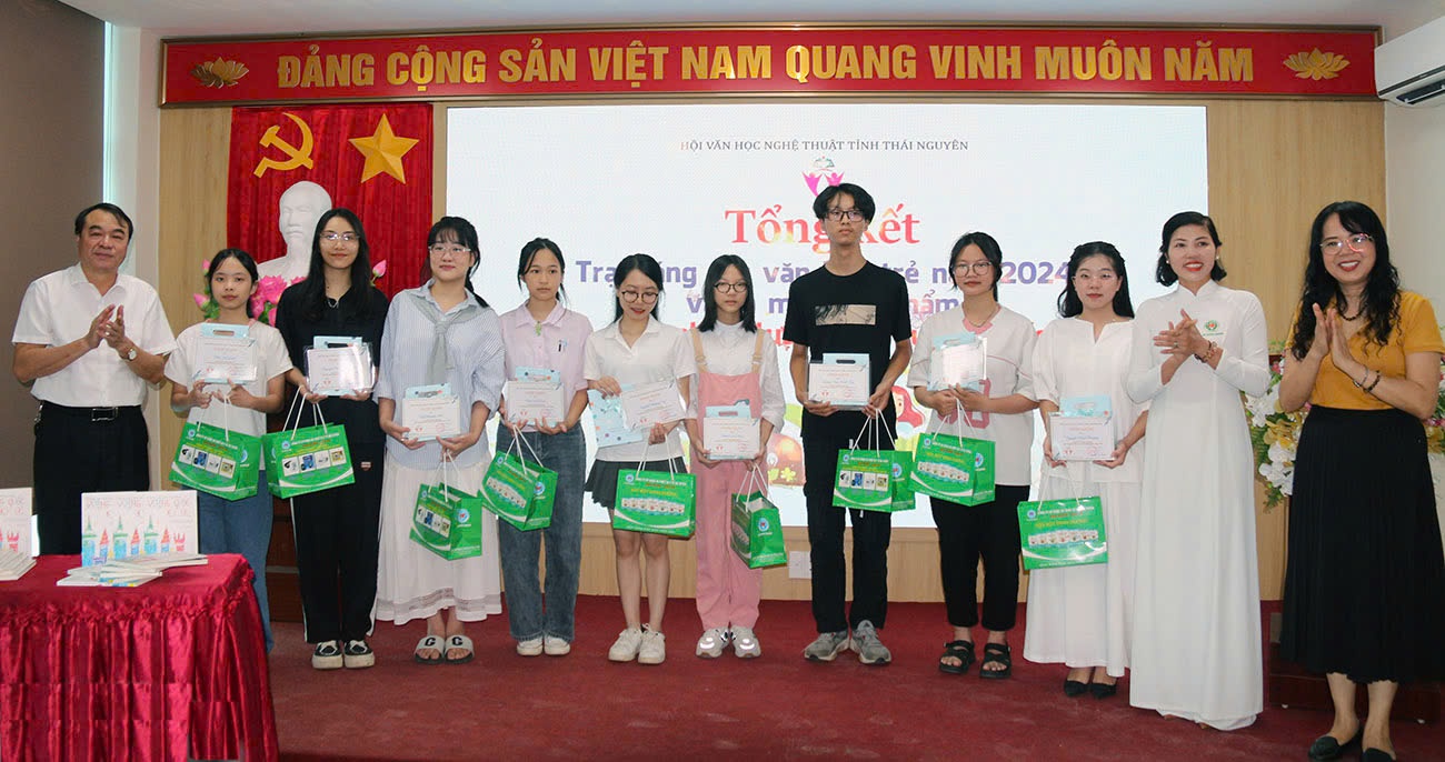 Ban Tổ chức Trại sáng tác và Công ty Cổ phần Dược và Thiết bị y tế Hà Tuyên (đơn vị tài trợ) tặng quà cho 10 học viên có thành tích xuất sắc